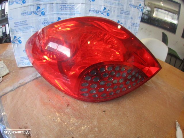 Farol Tras 9649986680 PEUGEOT 207 2008 1.4I 75CV 3P VERMELHO ESQ PEUGEOT 207 2007 1.6HDI 90CV 5P CINZENTO - 1