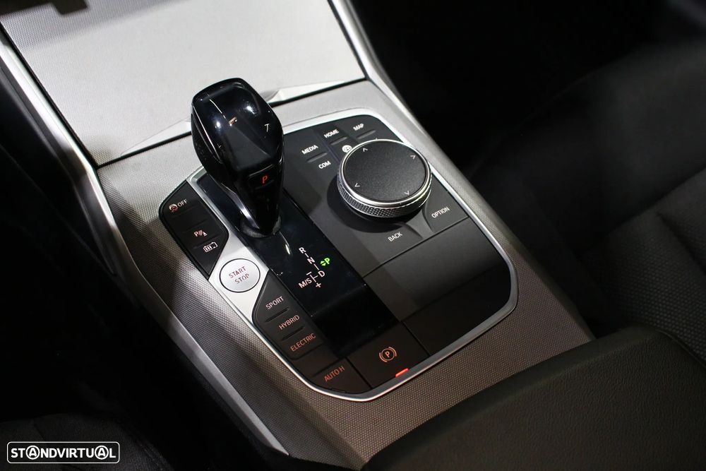 BMW 330 e Touring Line Sport Auto - 30