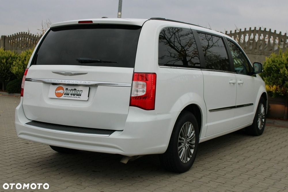 Chrysler Town & Country - 7