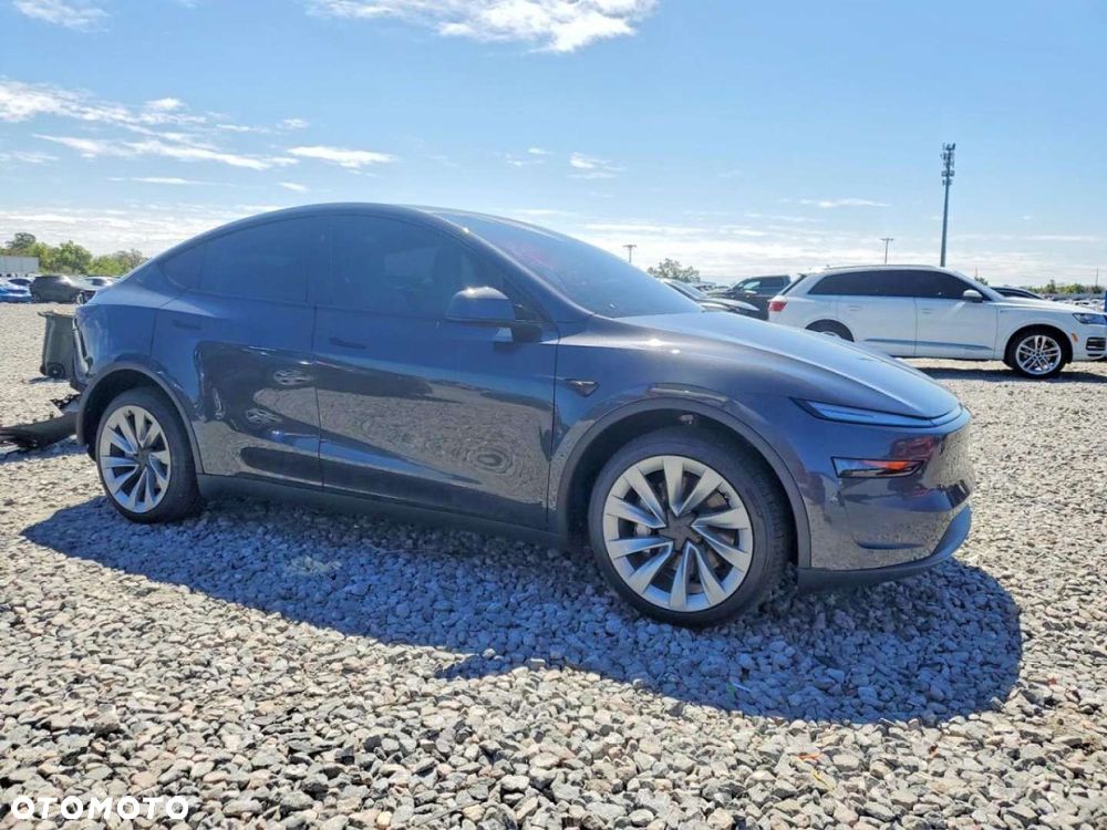 Tesla Model Y - 3