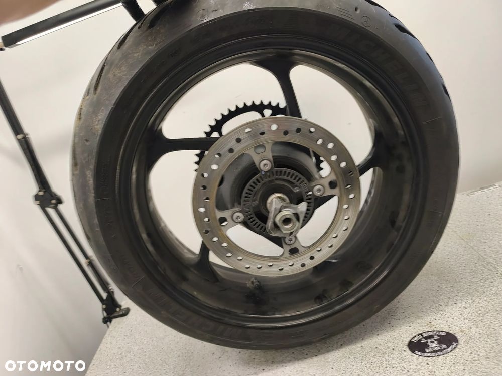 Felga tył, tylna, koło, tarcza hamulcowa, zębatka, ośka tył Triumph Trident 660 2022 - 5