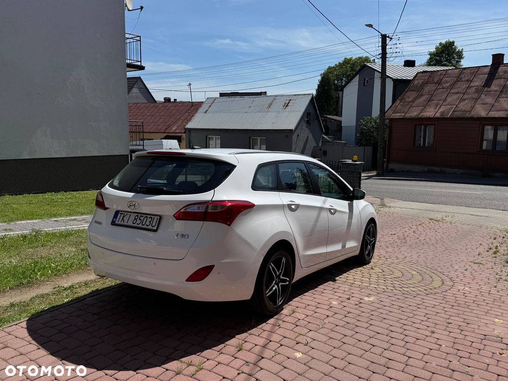 Hyundai i30 ver-blue-kombi-1-4-classic-navigation - 5