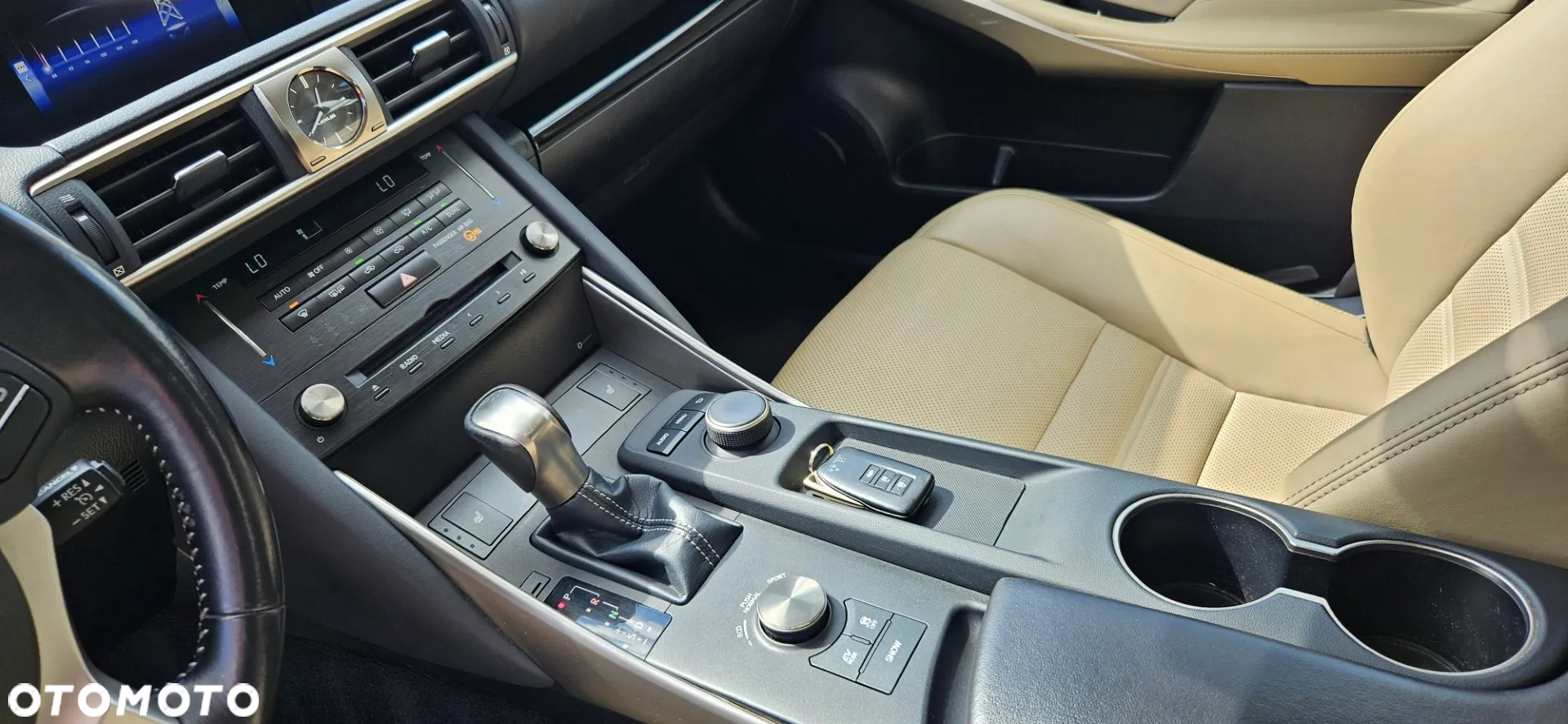 Lexus IS 300h Business Edition - 31