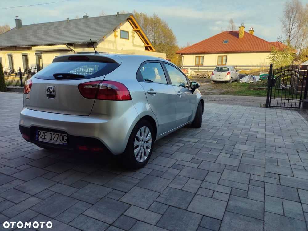 Kia Rio 1.4 L - 5