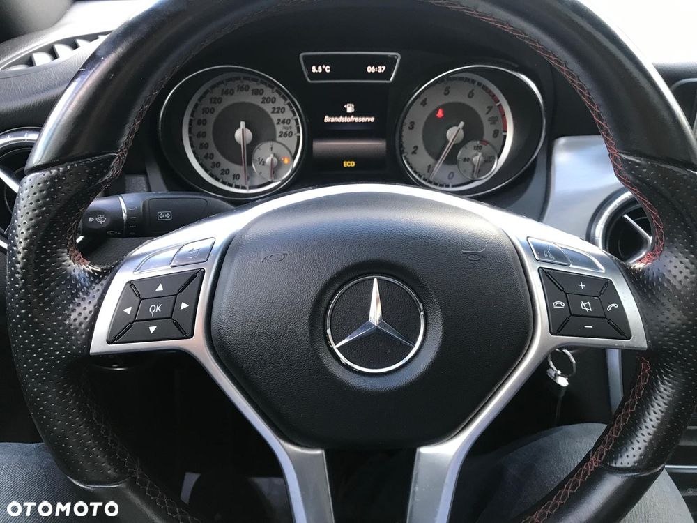 Mercedes-Benz CLA 180 AMG Line - 4