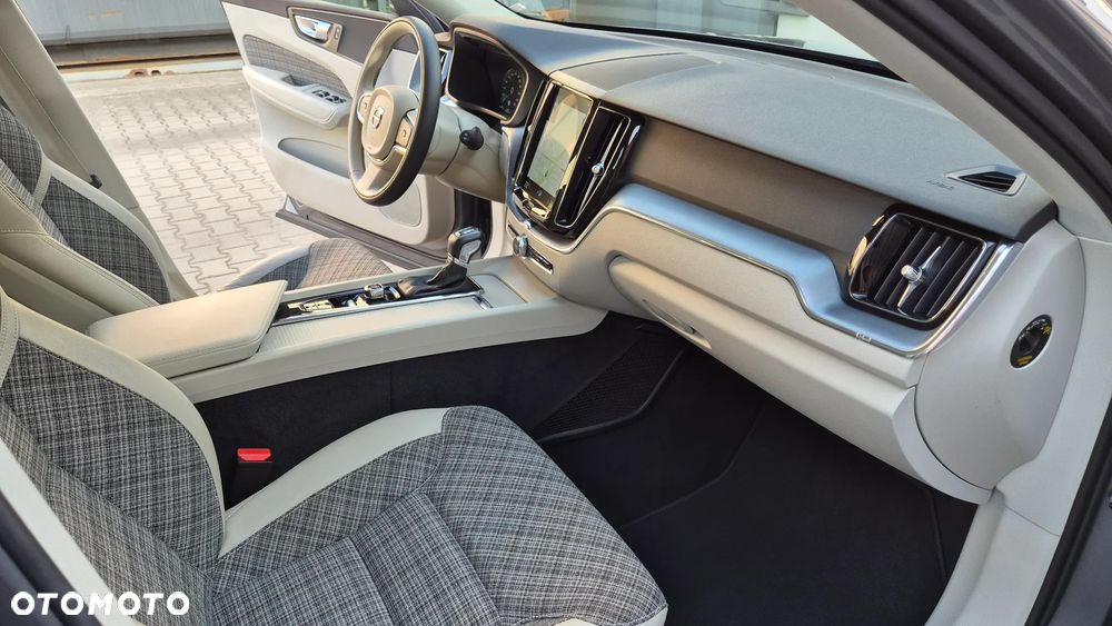 Volvo XC 60 D4 Momentum Pro - 20