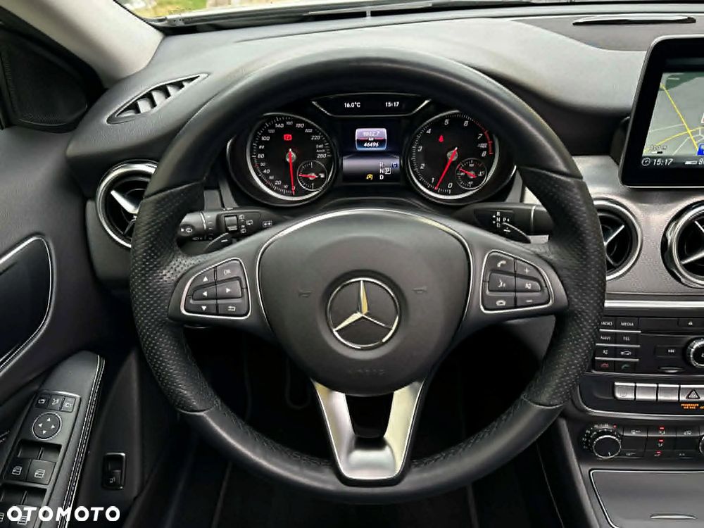 Mercedes-Benz GLA 200 7G-DCT Urban - 36