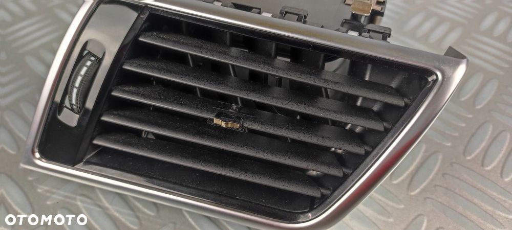 1668309200 listwa dekoracyjna kratka nawiewu prawa Mercedes W166… - 3