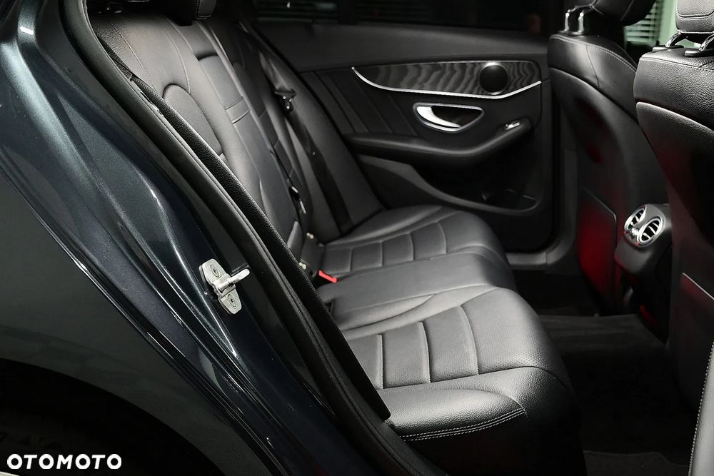 Mercedes-Benz Klasa C 180 AMG Line - 23