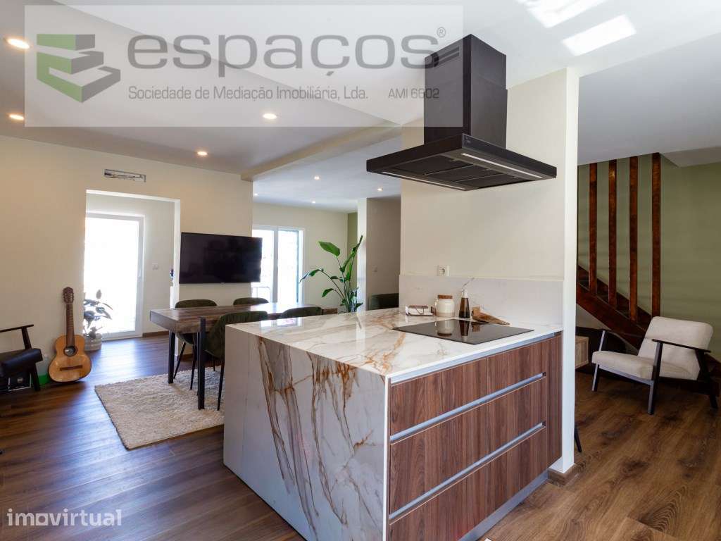 Moradia T2 remodelada, em banda situada no Bairro da Petrogal - Grande imagem: 5/28