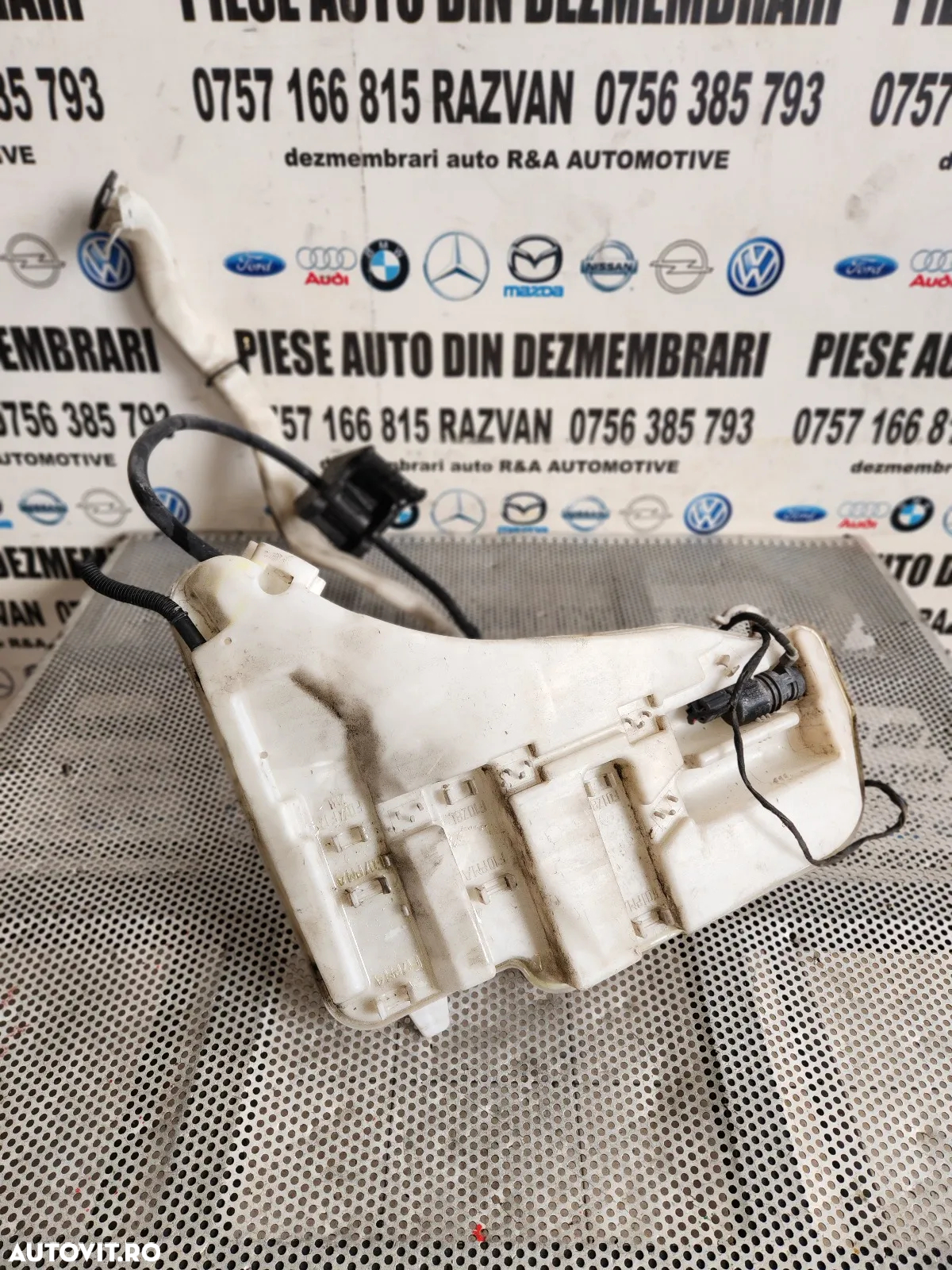 Bidonas Vas Lichid Parbriz Stropgel Complet Bmw Seria 7 F01 F02 F03 F04 Bidonas Lichid Parbriz Bmw - 2