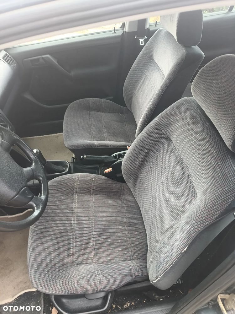 Volkswagen Vento 1.8 GL - 18