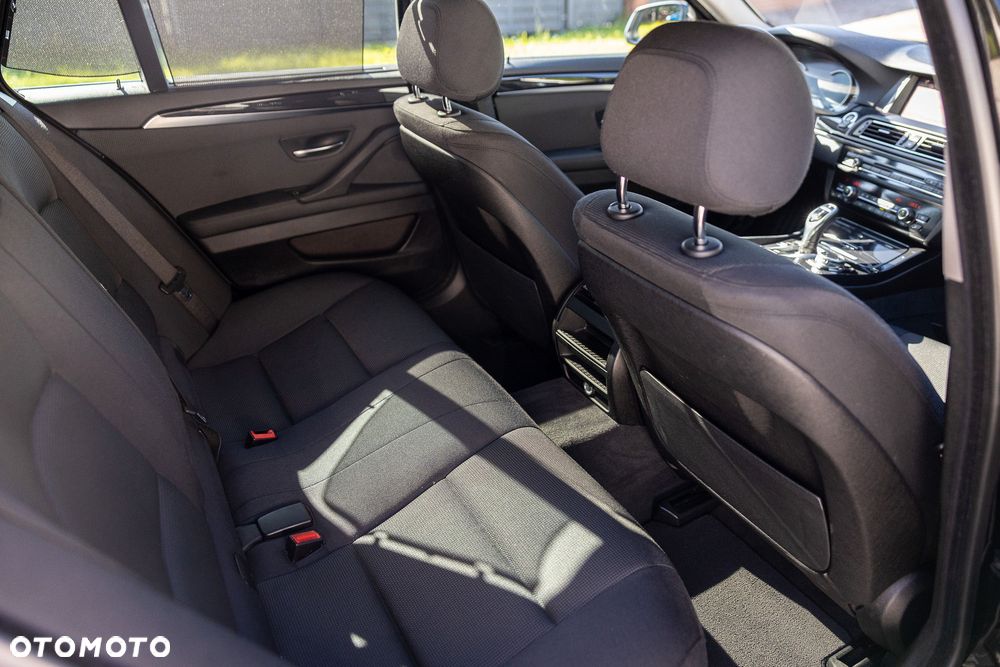 BMW Seria 5 525d - 35