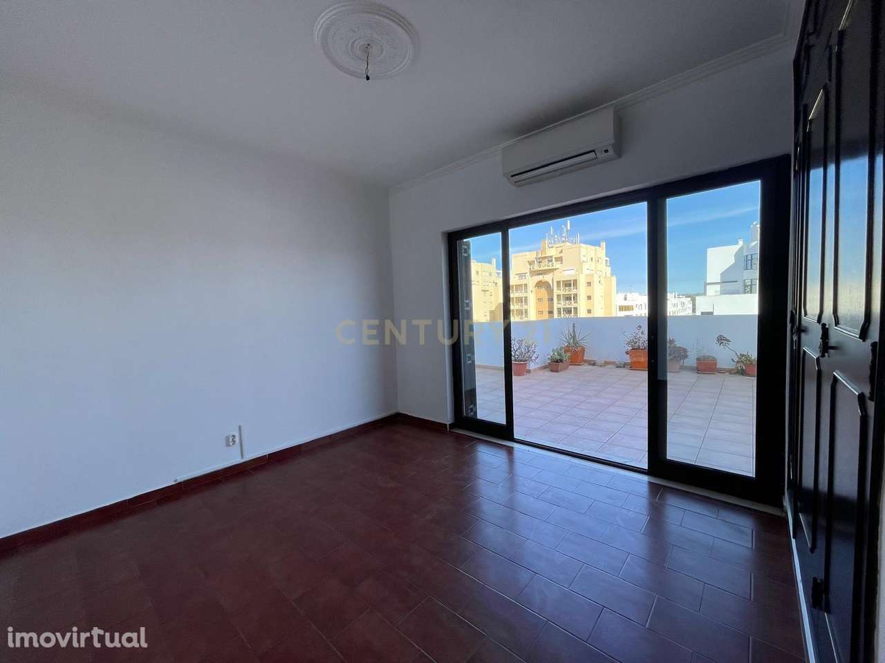 Exclusivo Apartamento T2 - Quarteira - Lugar de Garagem - Varandas - P - Grande imagem: 3/32