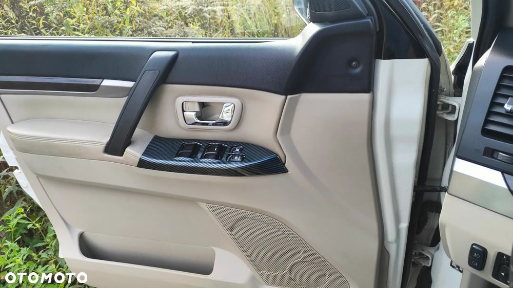 Mitsubishi Pajero - 12