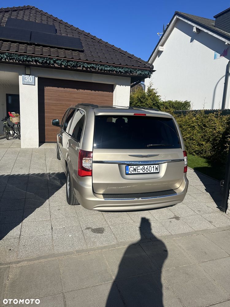 Chrysler Town & Country - 4