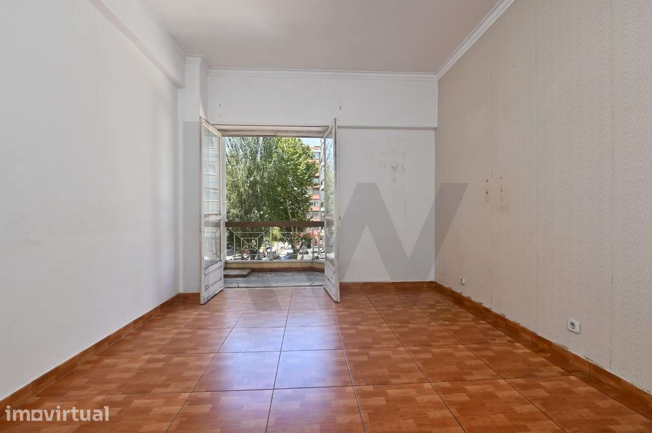 T2  com elevador para renovar na Praceta António Sérgio em Monte Abraã - Grande imagem: 5/24