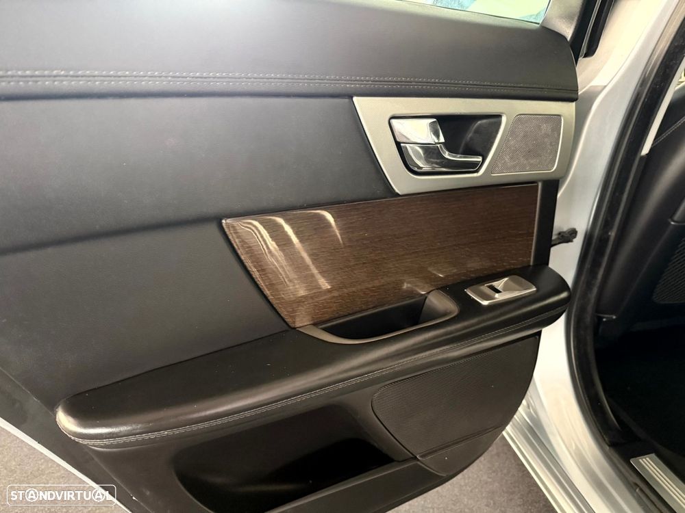 Jaguar XF 2.2 D Premium Luxury - 24