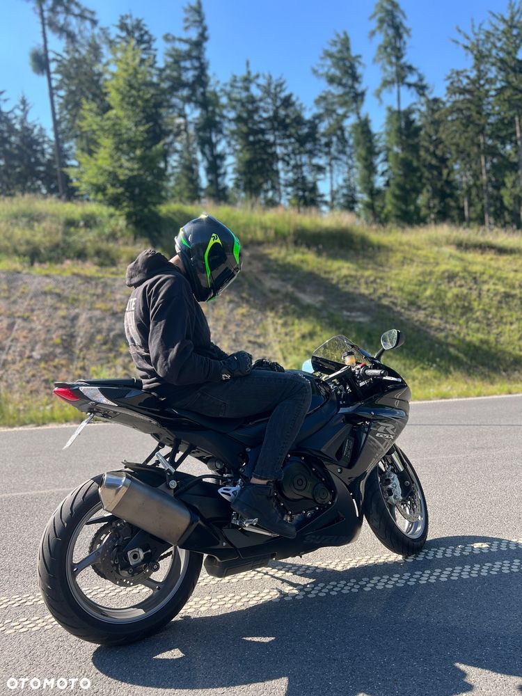 Suzuki GSR - 8