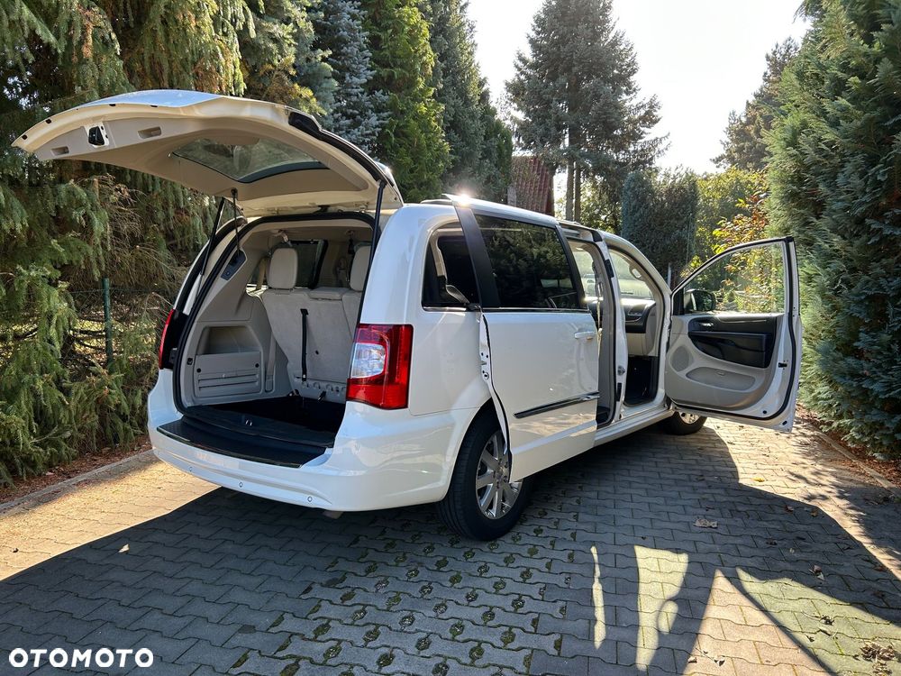 Chrysler Town & Country - 5