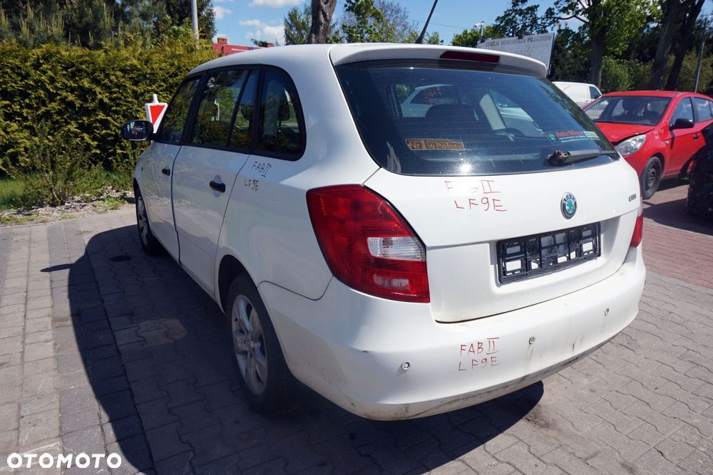 SKODA FABIA II 545 LIFT KOMBI 2011 LF9E 1.2 TSI CBZA 86KM MFX BIAŁY na części - 3