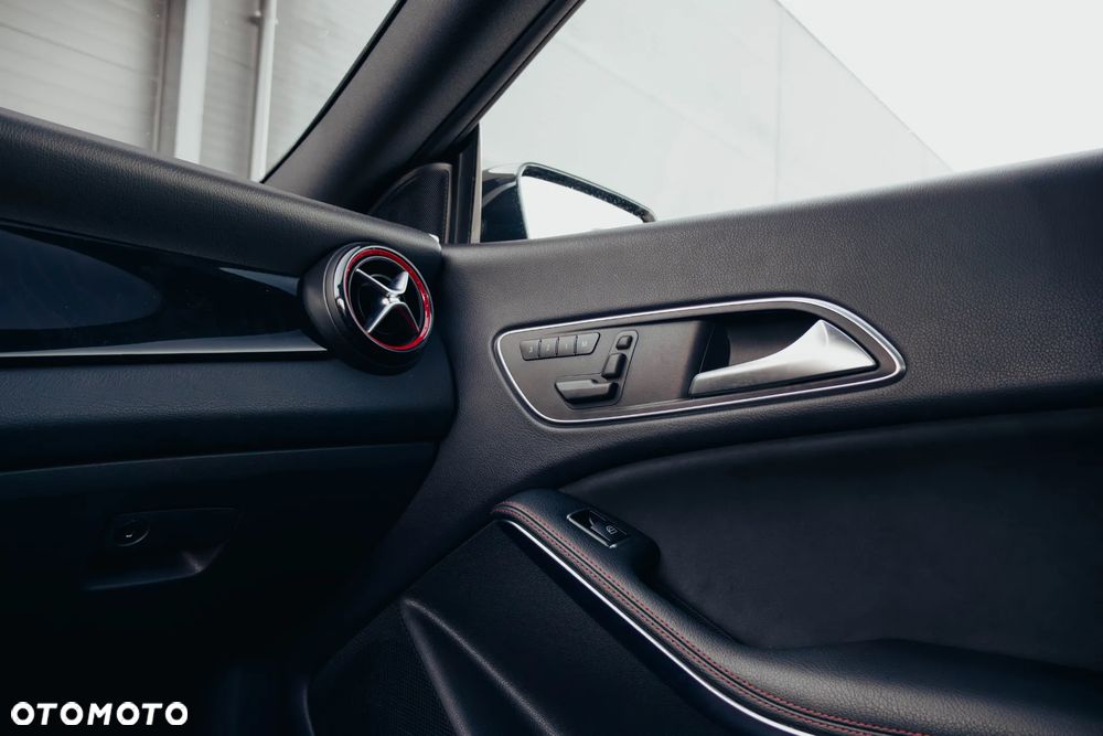 Mercedes-Benz CLA 45 AMG 4Matic 7G-DCT - 23