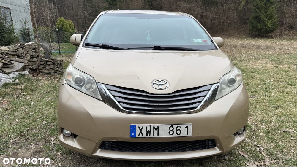 Toyota Sienna - 2