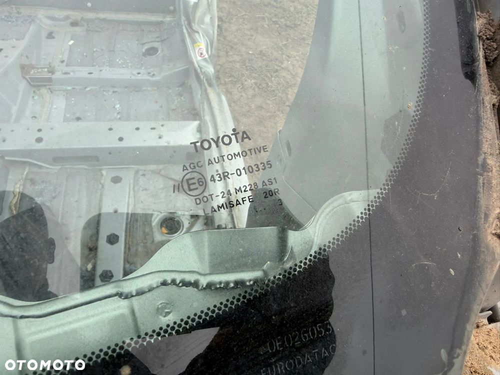 TOYOTA AURIS E18 1.8 HYBRYDA HB SZYBA CZOŁOWA - 2