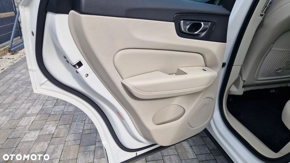 Volvo XC 60 B5 B AWD Momentum Pro - 35