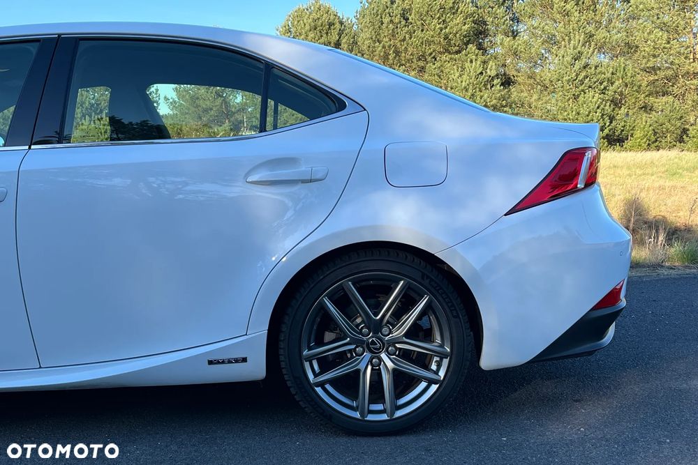 Lexus IS 300h F Sport - 32