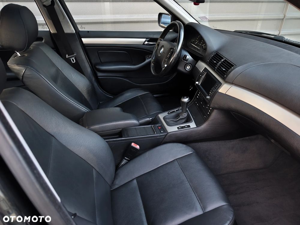 BMW Seria 3 325i Edition Exclusive - 32