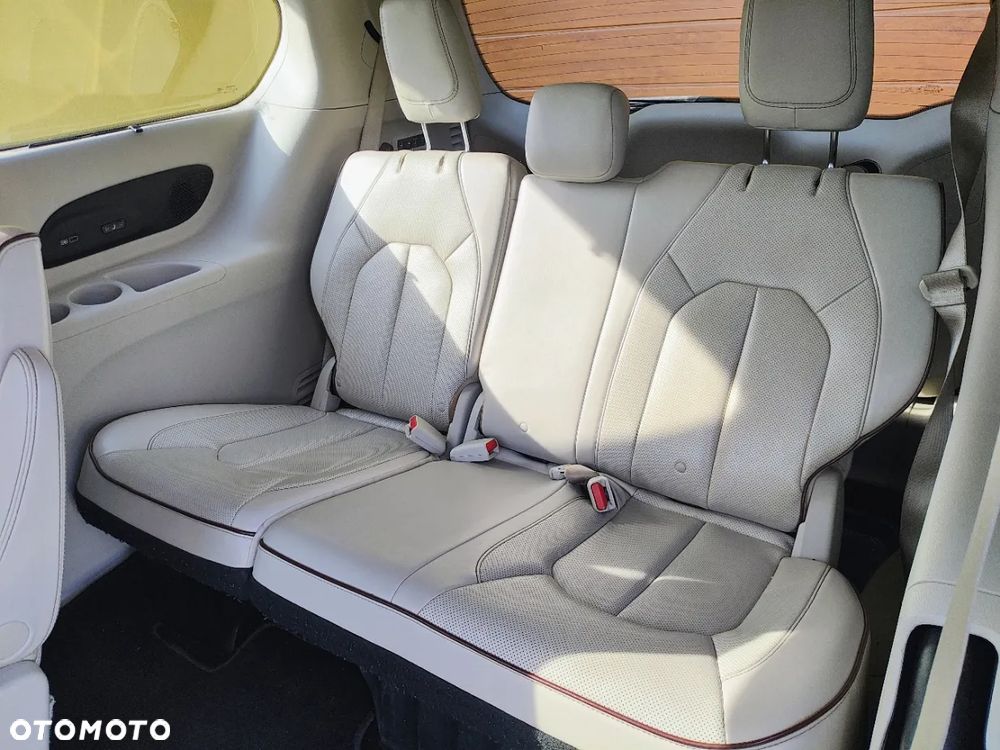 Chrysler Pacifica - 12
