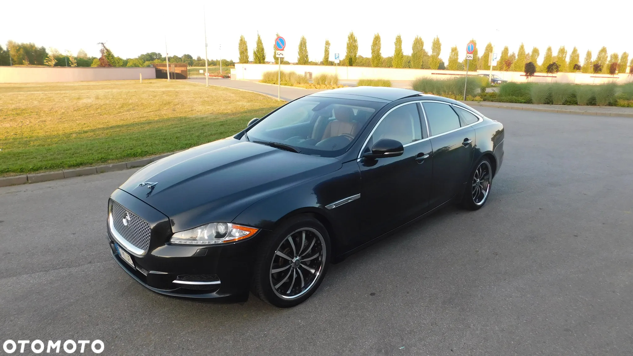 Jaguar XJ 5.0 V8 LWB Premium Luxury - 4