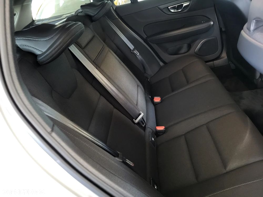 Volvo V60 B4 D Momentum - 22