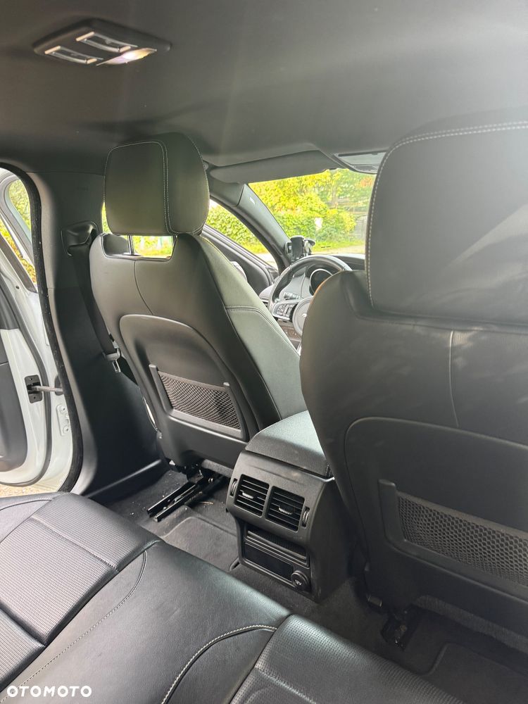 Jaguar XE 2.0 D R-Sport - 4