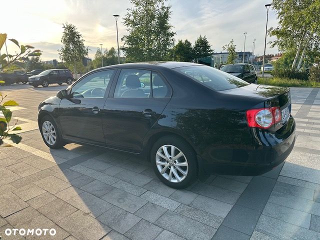 Volkswagen Jetta 1.6 Trendline - 4