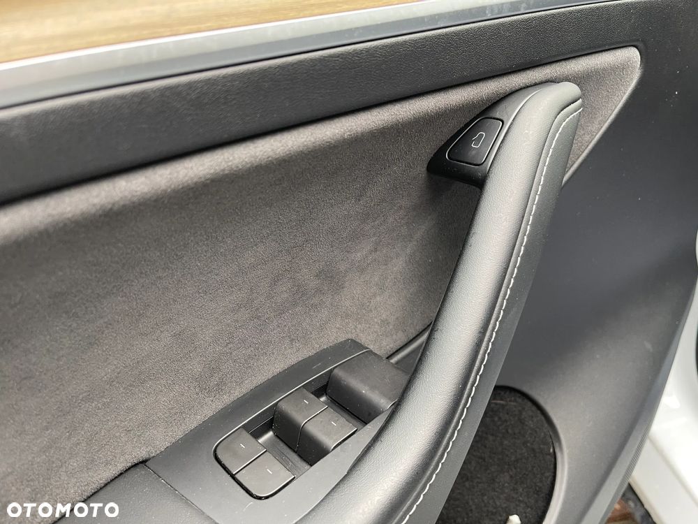 Tesla Y Model RWD - 17