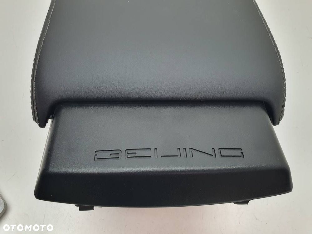 PODŁOKIETNIK CZARNY BAIC BEIJING X7 - 6