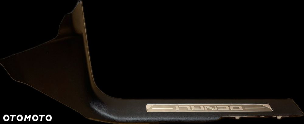 P8 GMC YUKON XL DENALI IV 2015 - OSŁONA PROGU LISTWA PRAWA PRZÓD 23433413 - 1