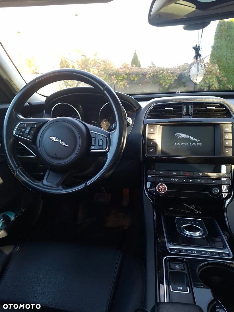 Jaguar XE 25t Prestige - 7
