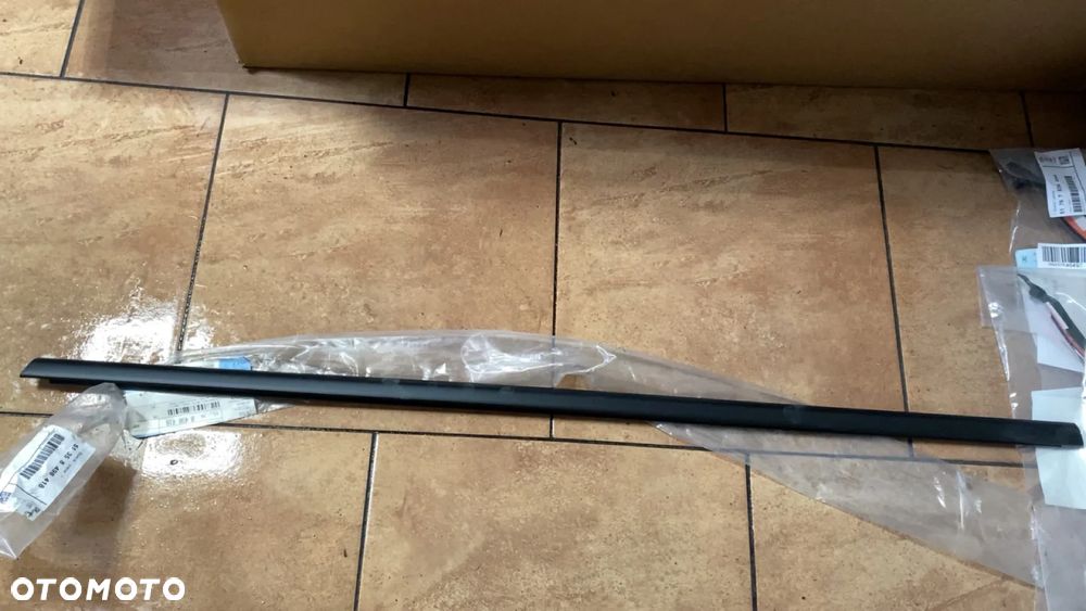 BMW F45 LISTWA ZGARNIAJĄCA PRAWY TYŁ 8498418 NOWA - 1