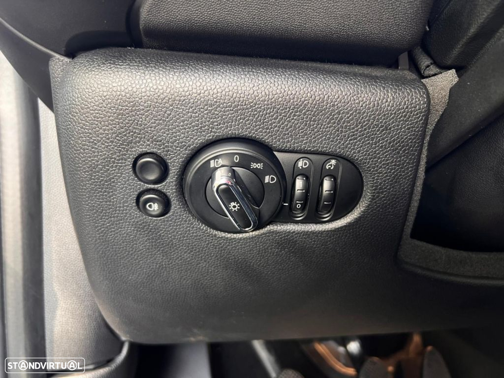 MINI 3 Portas Cooper Essential - 28