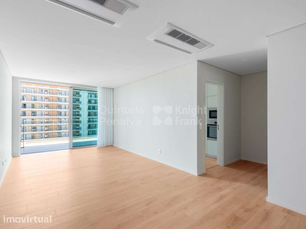 Apartamento T2 com terraço e garagem entre Monsanto e Miraflores - Grande imagem: 2/23