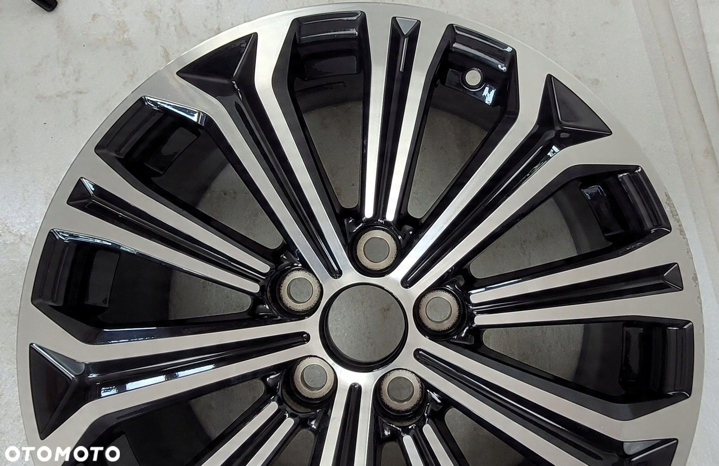 FELGA TOYOTA COROLLA E21 XII 7,5x17 17 ET40 5X114,3 - 11