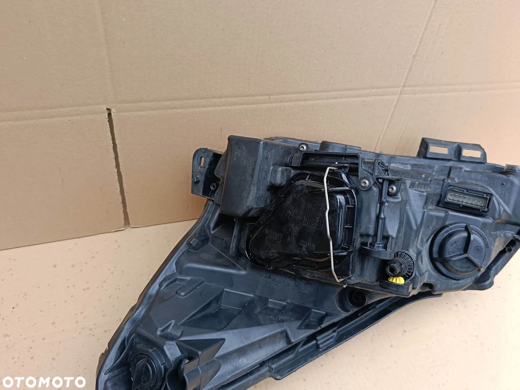 Lampa przednia prawa Opel Corsa D lift soczewka 13446796 reflektor - 6