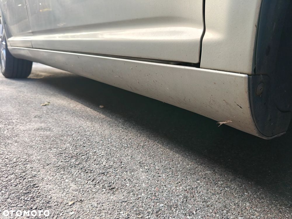 Toyota Avensis - 12