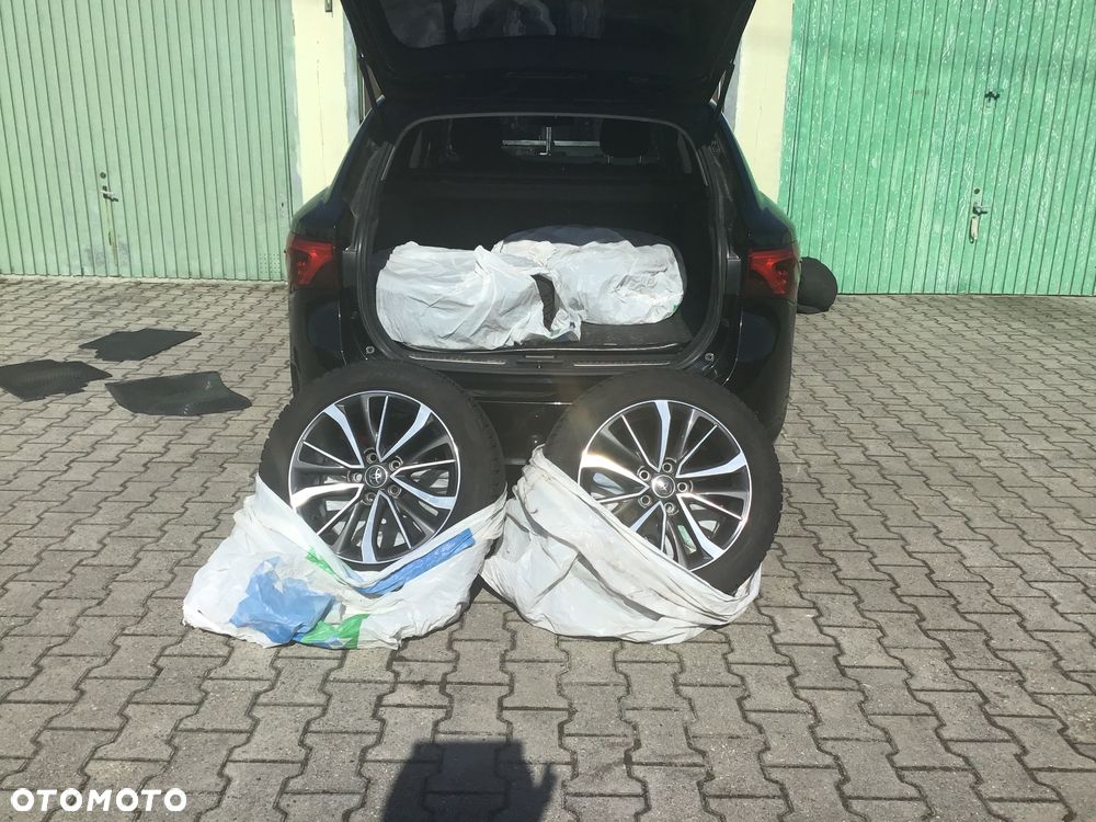 Toyota Avensis 1.8 Premium MS - 18