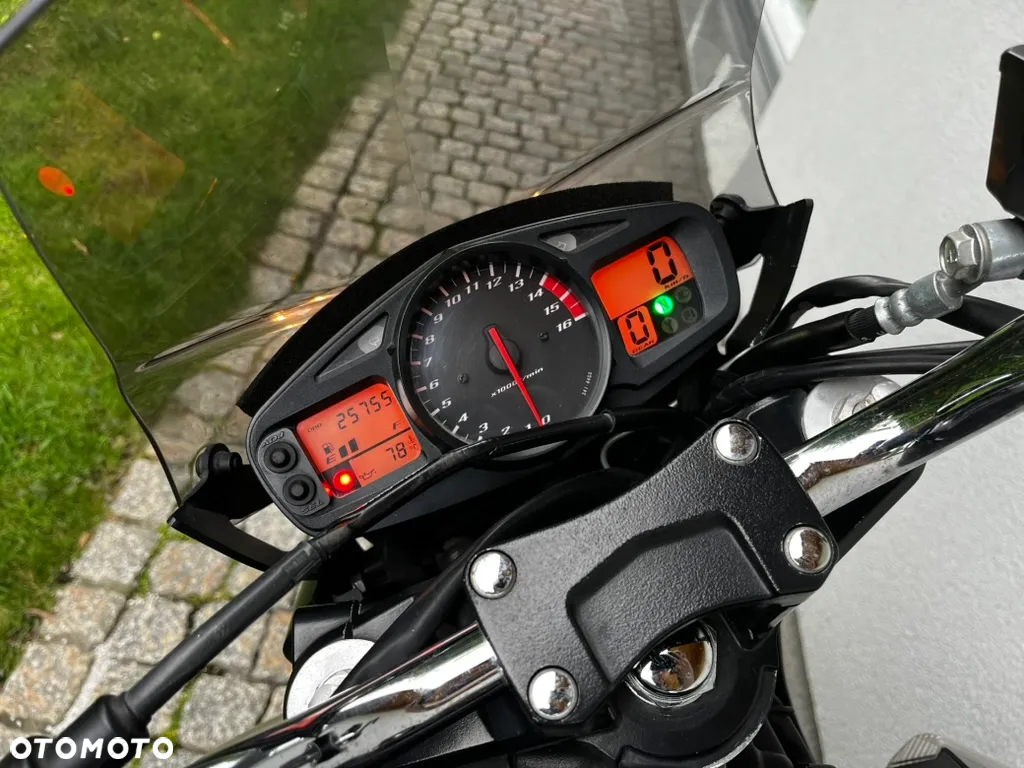 Suzuki GSR - 6