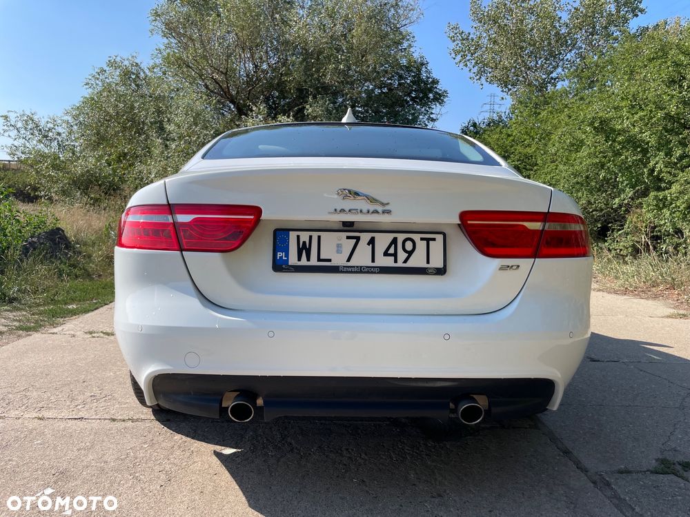 Jaguar XE 2.0 T Prestige - 9