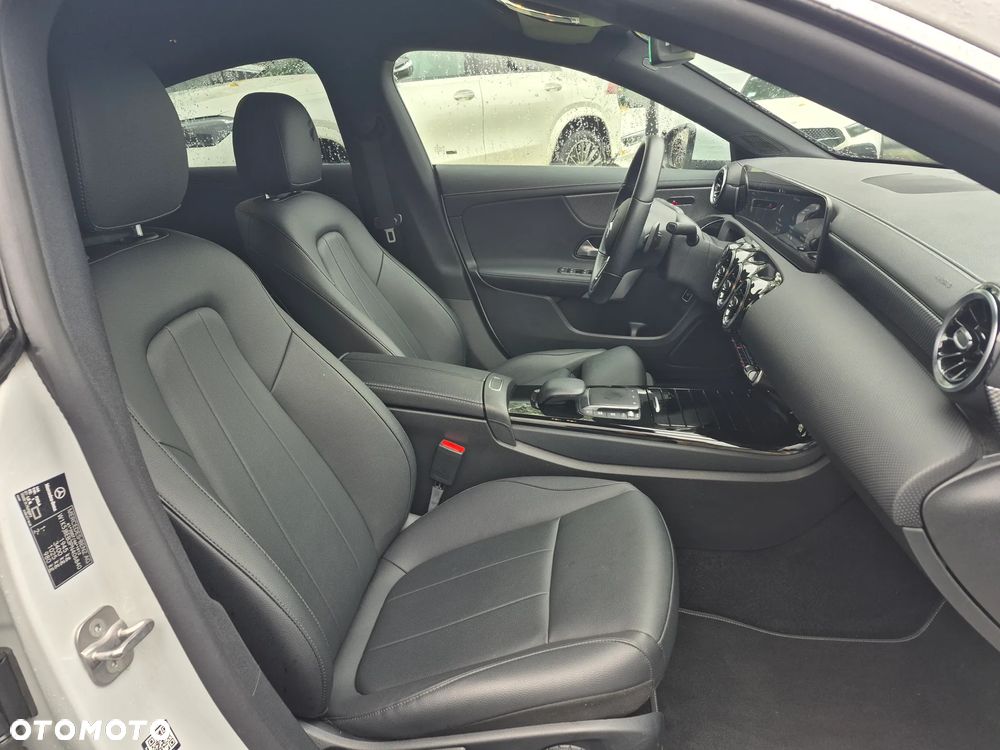Mercedes-Benz CLA 180 7G-DCT - 32